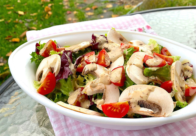 Salad with raw champignons